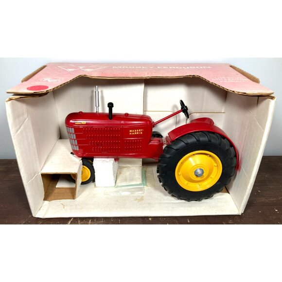 Spec-Cast Massey-Harris Super 101 Twin Power Tractor Diecast 1/16 Narrow Front - Picture 1 of 11
